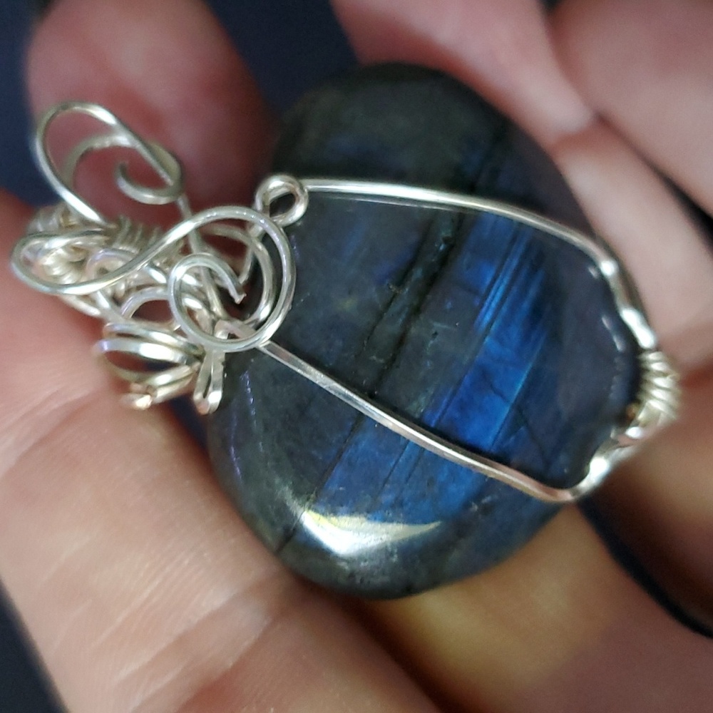 Hand wired labradorite heart pendant 💙💜🖤🩶